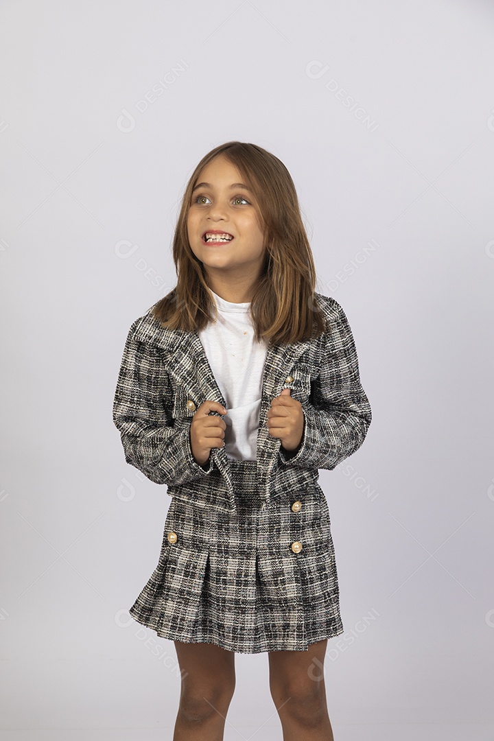 Linda garotinha com mãos no blazer