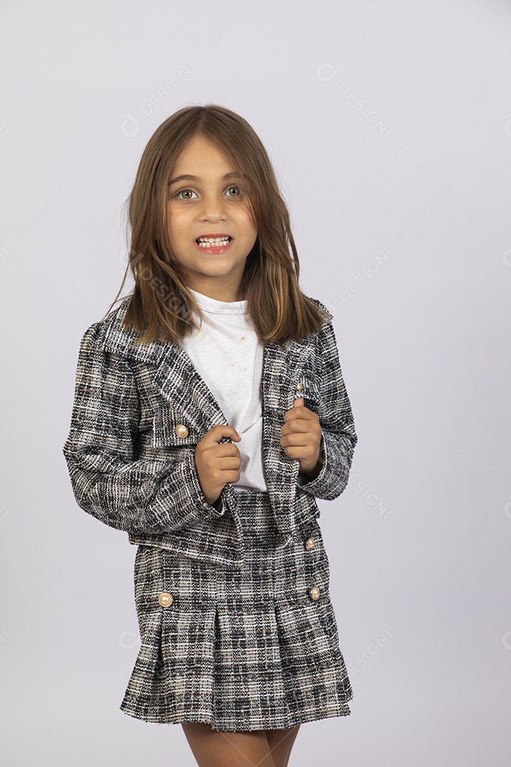 Linda garotinha loira sorrindo com mãos no blazer