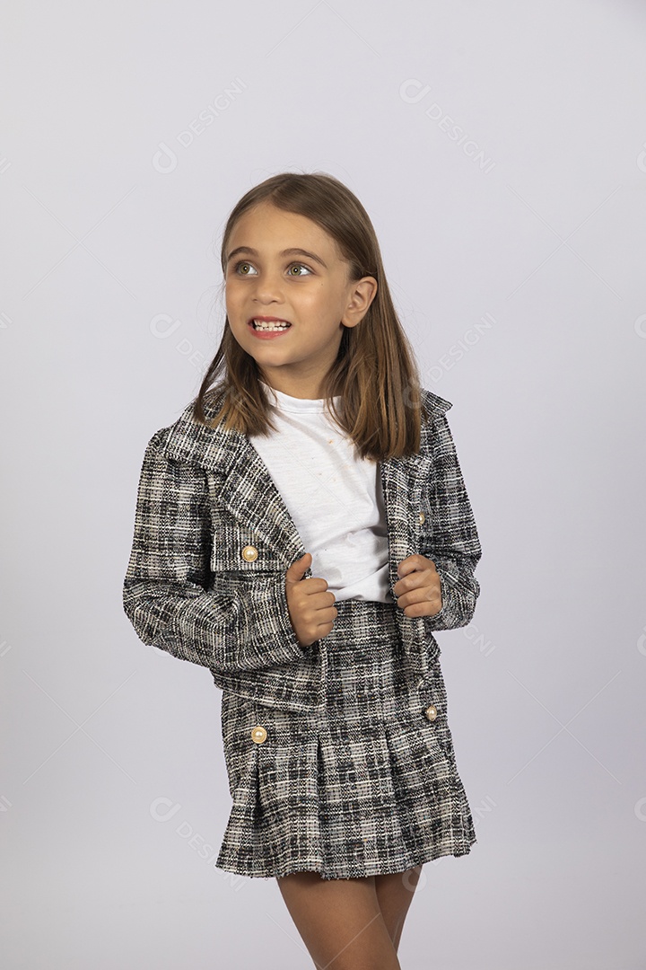 Linda garotinha loira sorrindo fashion