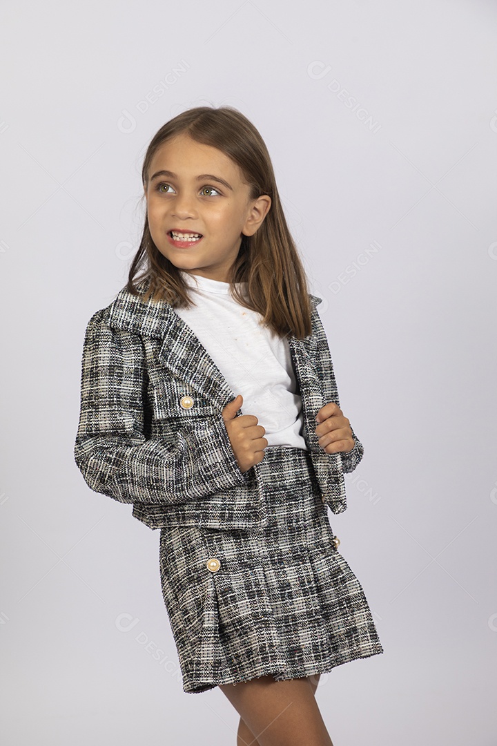 Linda garotinha loira sorrindo fashion