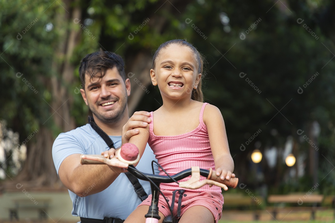 Pai brincando com sua filha