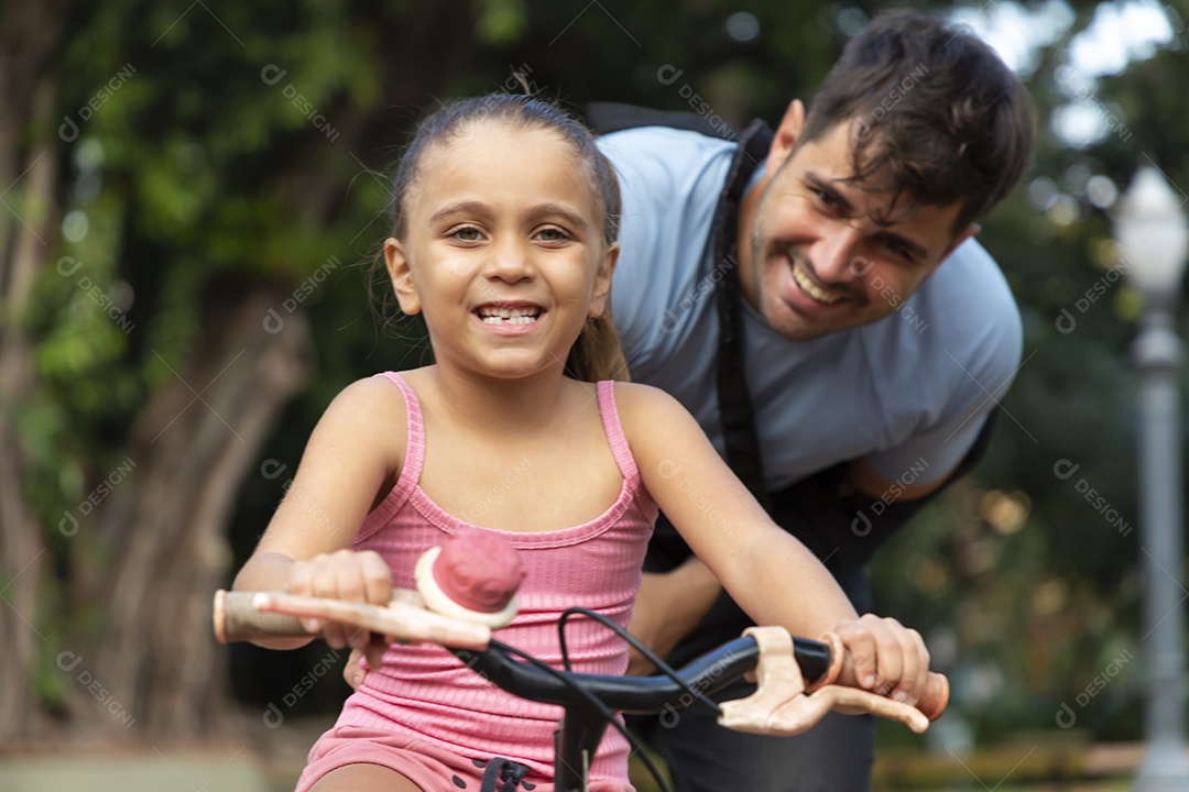 Pai brincando com sua filha