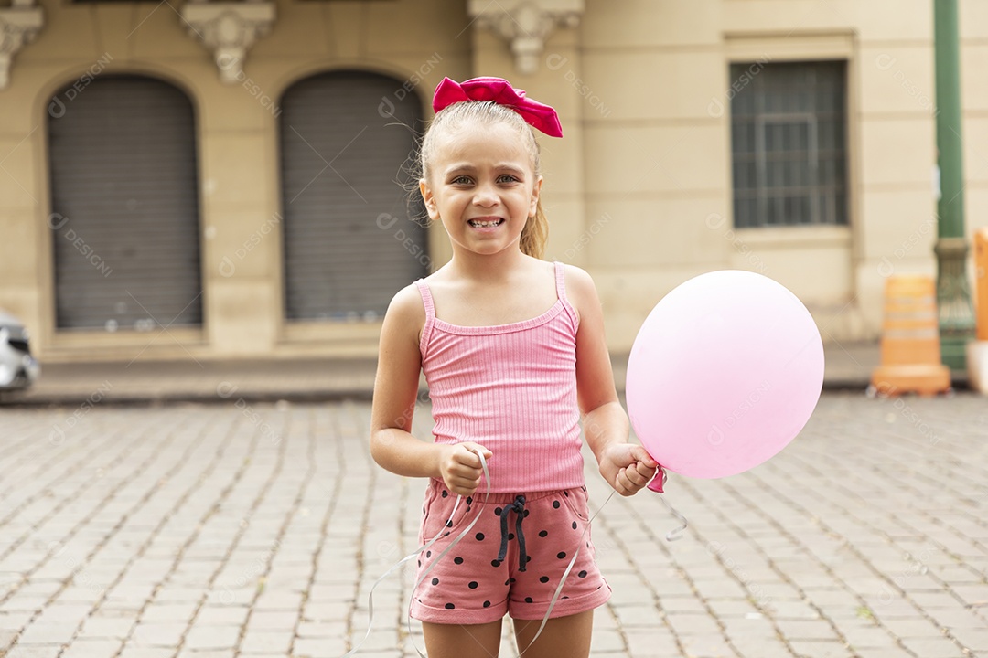 Linda criança brincando com balão