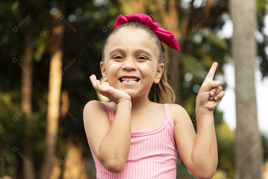 Menina linda sorrindo com dedo pra cima