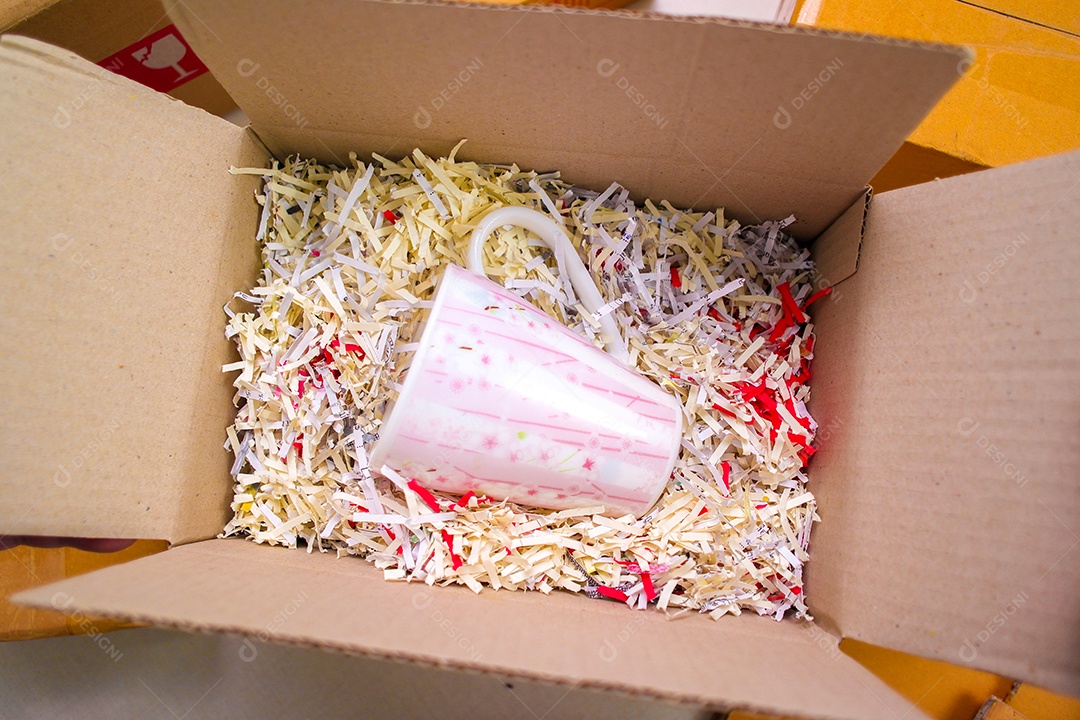 Caixa com decoração com caneca