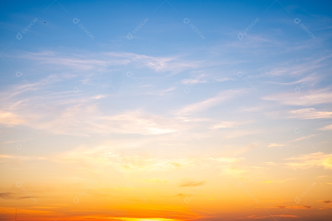 Nuvens no céu lindo