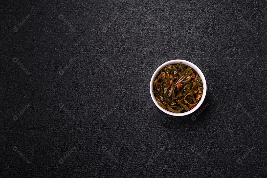 Deliciosa salada vegetariana com atum enlatado e mistura de vegetais mexicanos em fundo escuro de concreto