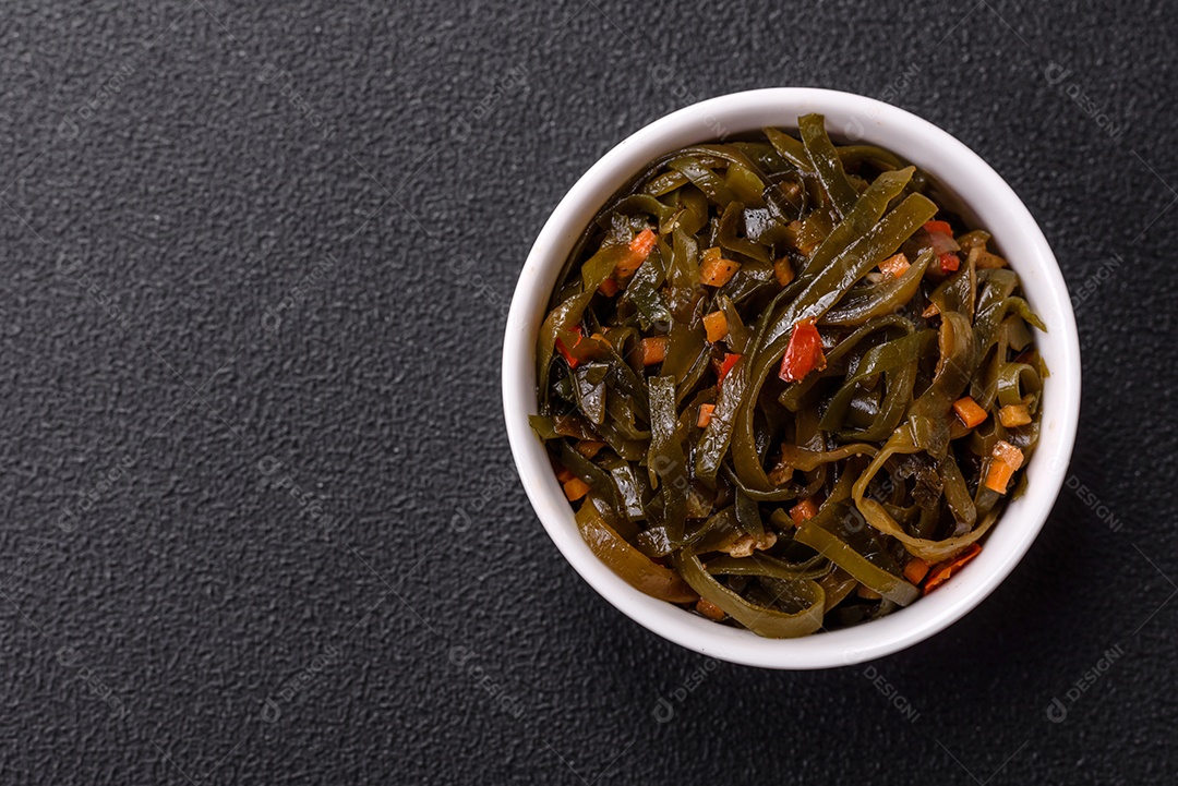 Deliciosa salada vegetariana com atum enlatado e mistura de vegetais mexicanos em fundo escuro de concreto