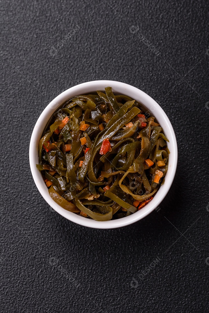 Deliciosa salada vegetariana com atum enlatado e mistura de vegetais mexicanos em fundo escuro de concreto