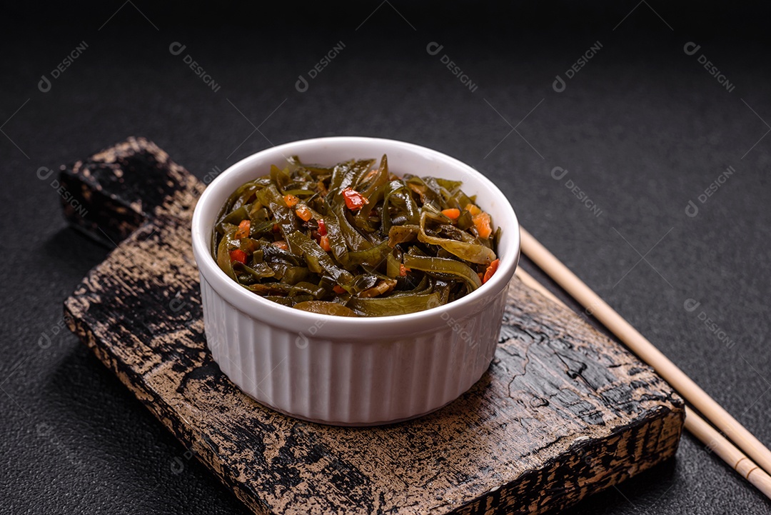 Deliciosa salada vegetariana com atum enlatado e mistura de vegetais mexicanos em fundo escuro de concreto