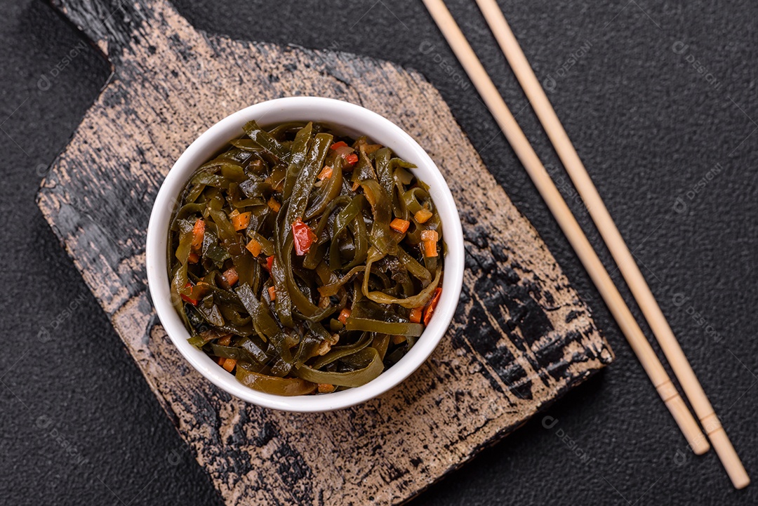 Deliciosa salada vegetariana com atum enlatado e mistura de vegetais mexicanos em fundo escuro de concreto