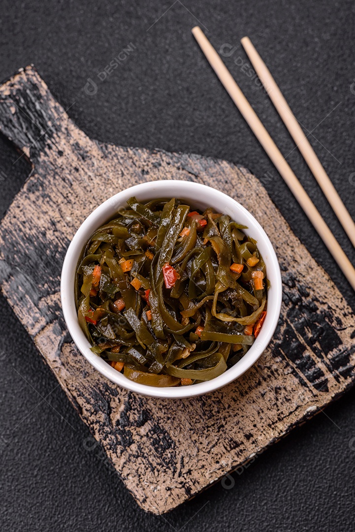 Deliciosa salada vegetariana com atum enlatado e mistura de vegetais mexicanos em fundo escuro de concreto