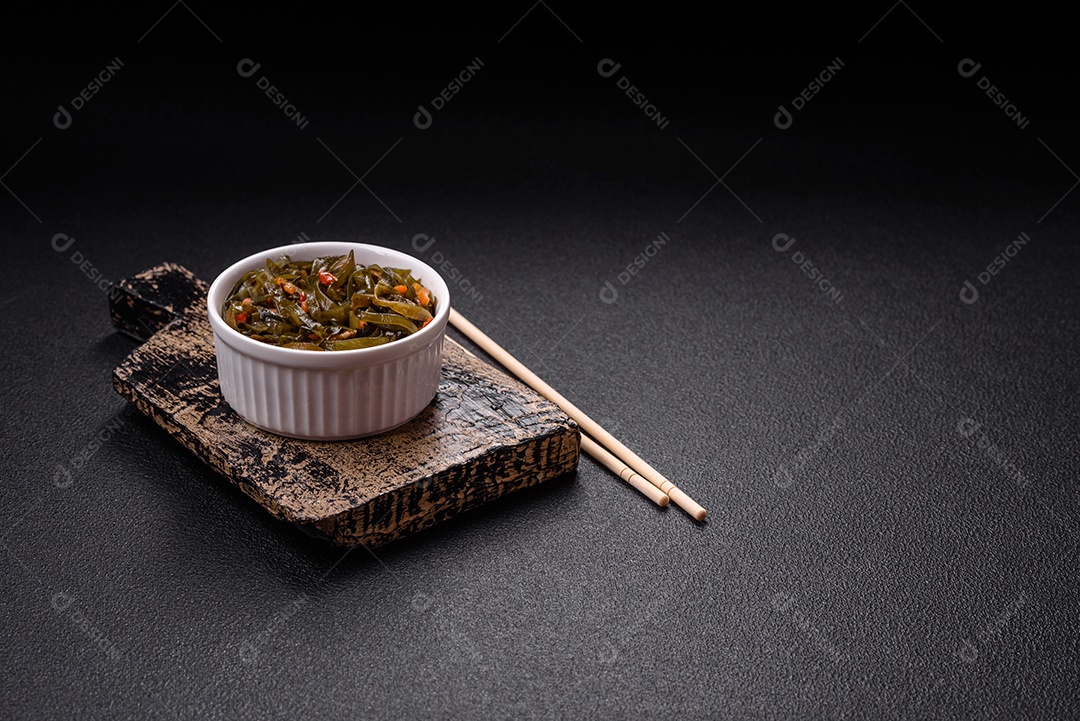 Deliciosa salada vegetariana com atum enlatado e mistura de vegetais mexicanos em fundo escuro de concreto