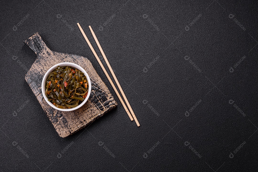 Deliciosa salada vegetariana com atum enlatado e mistura de vegetais mexicanos em fundo escuro de concreto