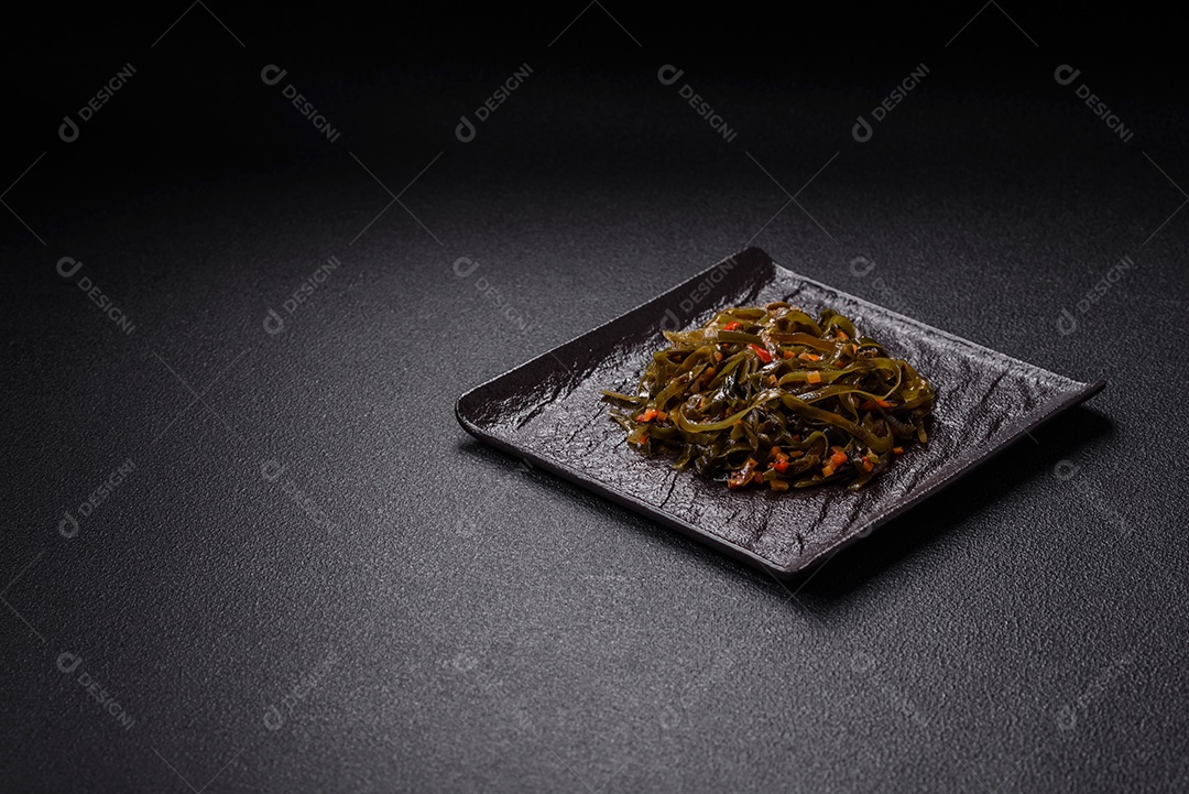 Deliciosa salada vegetariana com atum enlatado e mistura de vegetais mexicanos em fundo escuro de concreto