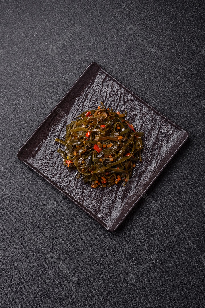 Deliciosa salada vegetariana com atum enlatado e mistura de vegetais mexicanos em fundo escuro de concreto