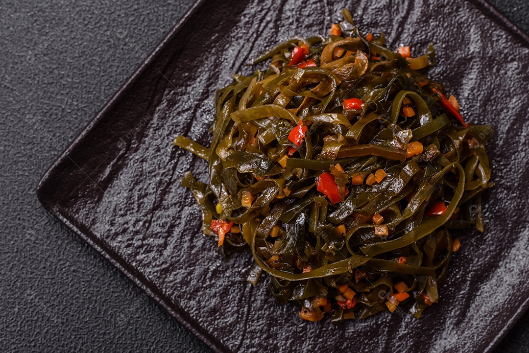 Deliciosa salada vegetariana com atum enlatado e mistura de vegetais mexicanos em fundo escuro de concreto