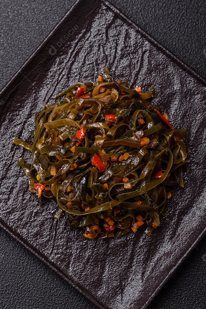 Macarrão de arroz de prato asiático com sal e especiarias em fundo escuro de concreto