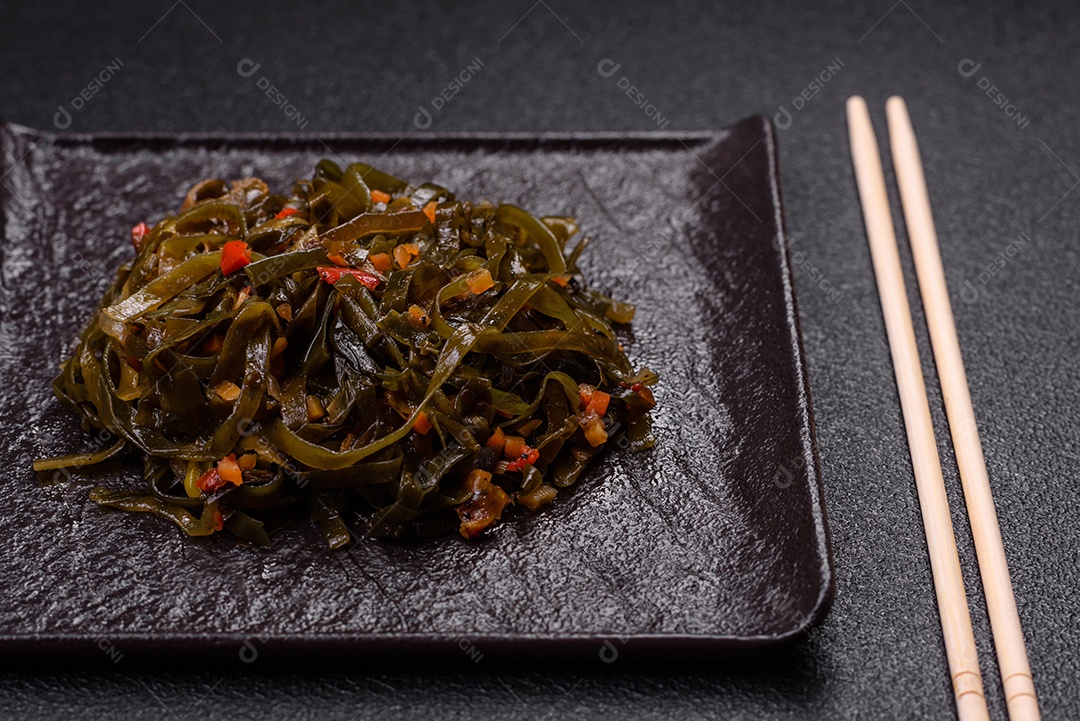 Macarrão de arroz de prato asiático com sal e especiarias em fundo escuro de concreto