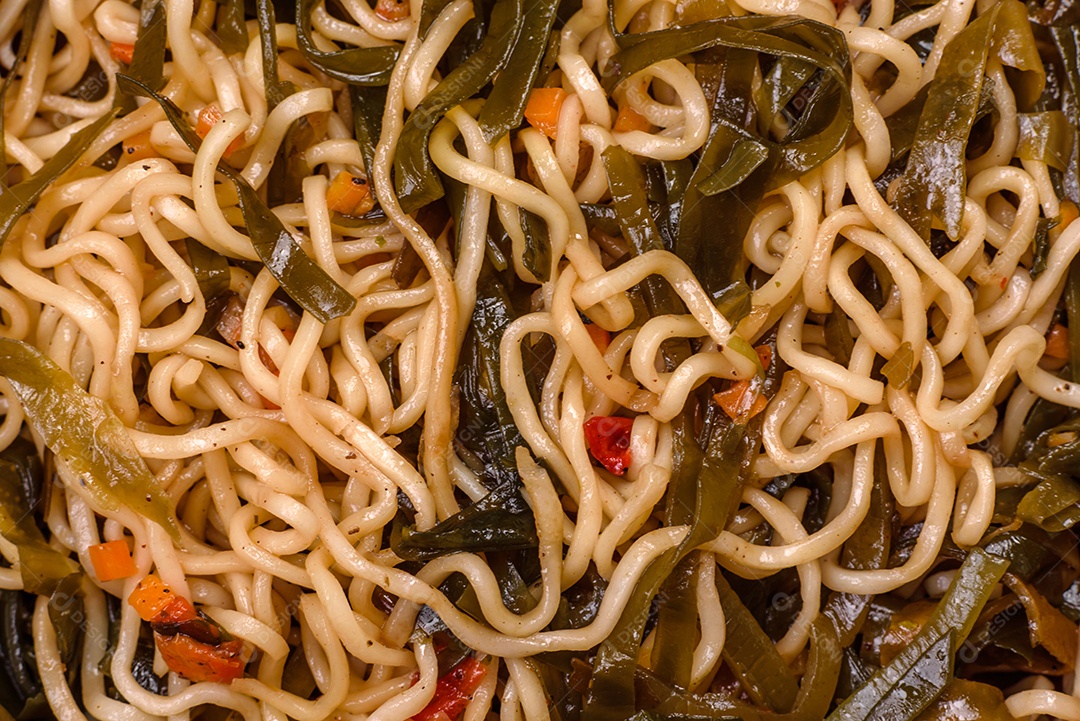 Macarrão de arroz de prato asiático com sal e especiarias em fundo escuro de concreto