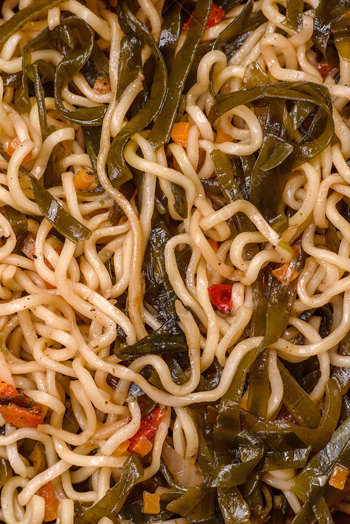Macarrão de arroz de prato asiático com sal e especiarias em fundo escuro de concreto