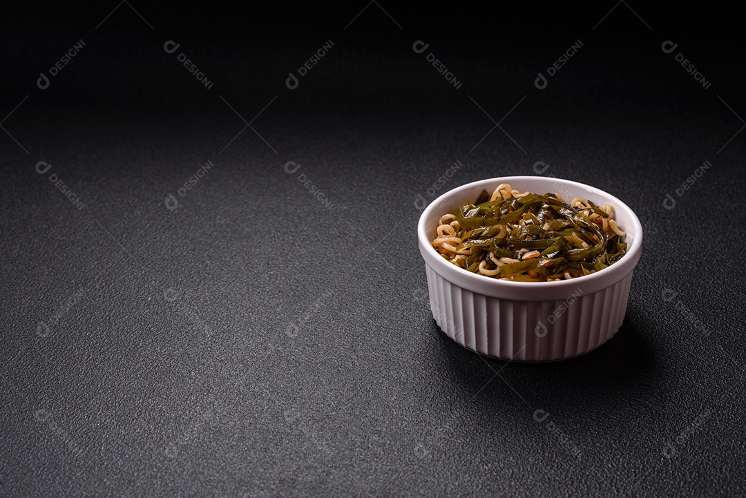 Macarrão de arroz de prato asiático com sal e especiarias em fundo escuro de concret