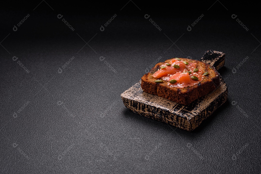 Torradas grelhadas com pasta de abacate, ovos, cream cheese, sal, especiarias e ervas sobre uma mesa de concreto texturizado