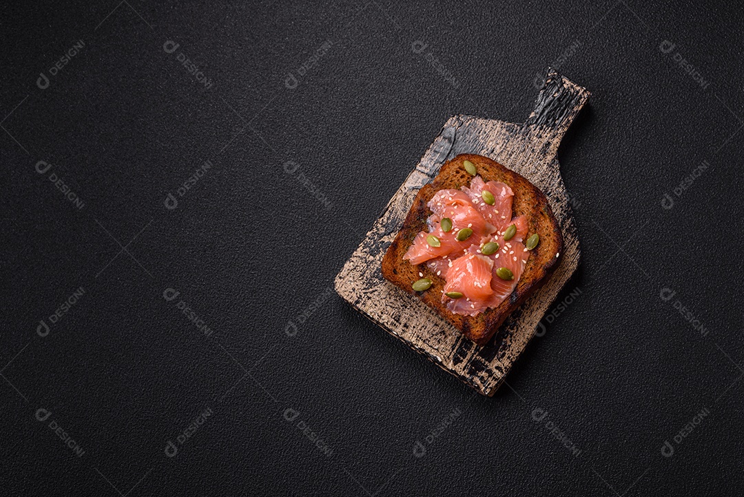 Torradas grelhadas com pasta de abacate, ovos, cream cheese, sal, especiarias e ervas sobre uma mesa de concreto texturizado