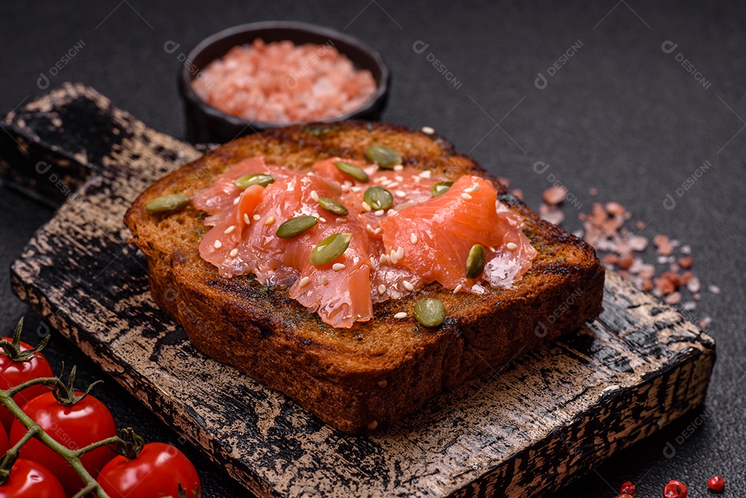 Torradas grelhadas com pasta de abacate, ovos, cream cheese, sal, especiarias e ervas sobre uma mesa de concreto texturizado