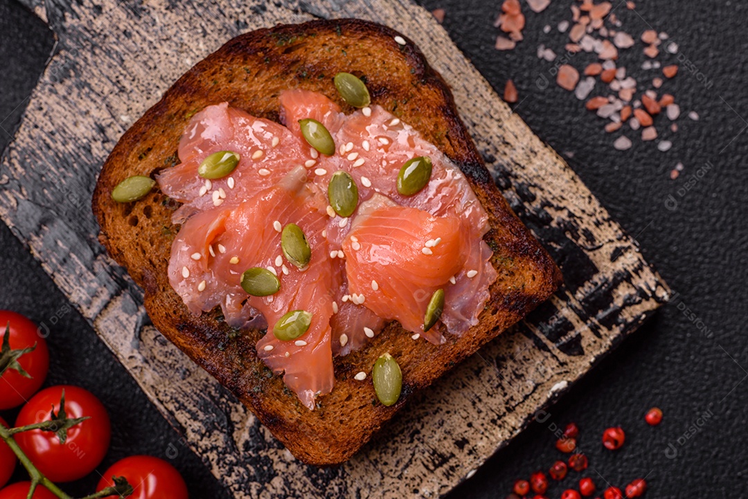 Torradas grelhadas com pasta de abacate, ovos, cream cheese, sal, especiarias e ervas sobre uma mesa de concreto texturizado