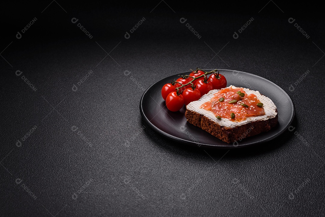 Torradas grelhadas com pasta de abacate, ovos, cream cheese, sal, especiarias e ervas sobre uma mesa de concreto texturizado