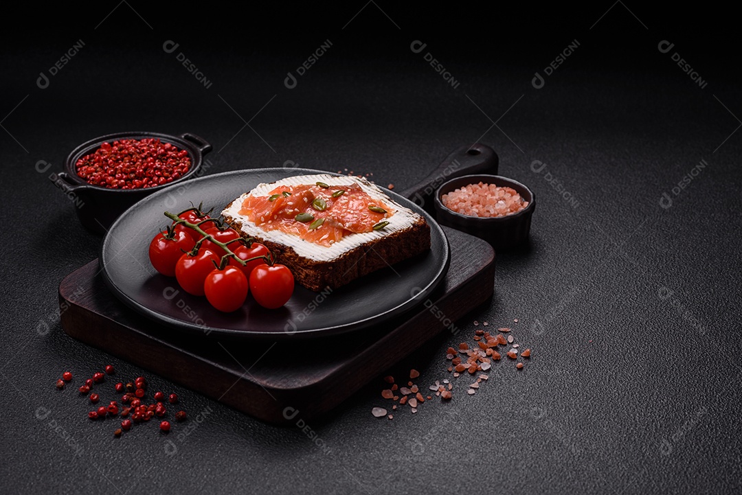 Torradas grelhadas com pasta de abacate, ovos, cream cheese, sal, especiarias e ervas sobre uma mesa de concreto texturizado