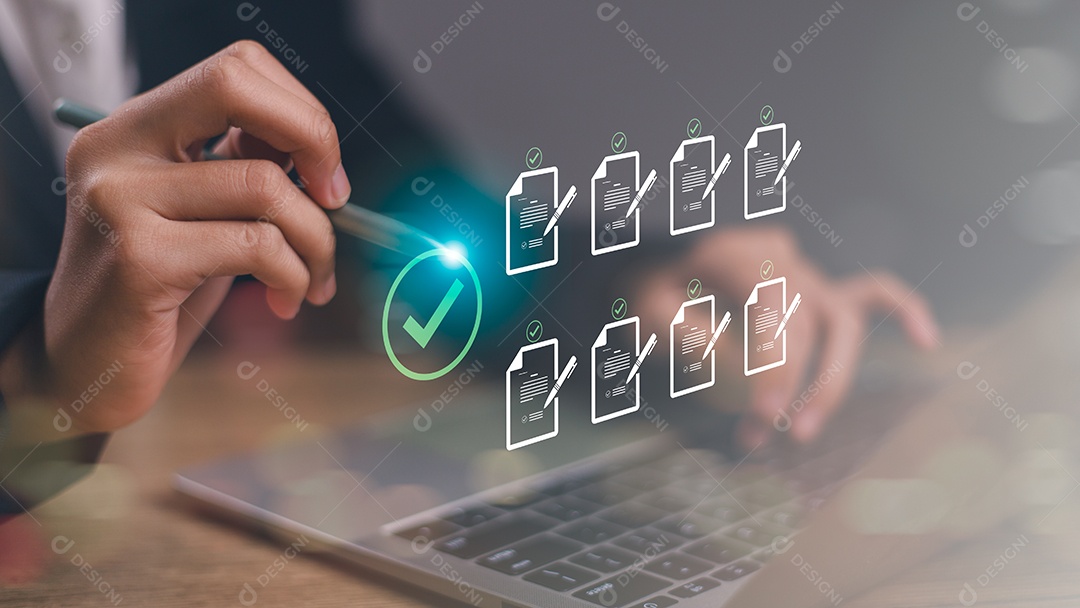Mulheres tocando na tela virtual para marcar documentos para aprovação online