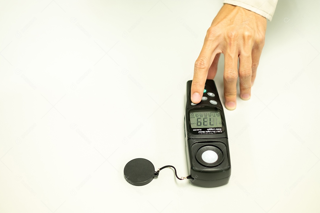 A mão de um eletricista está segurando um medidor de luz