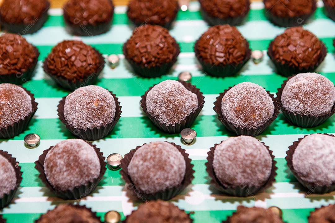 Deliciosos docinhos brigadeiros de chocolate