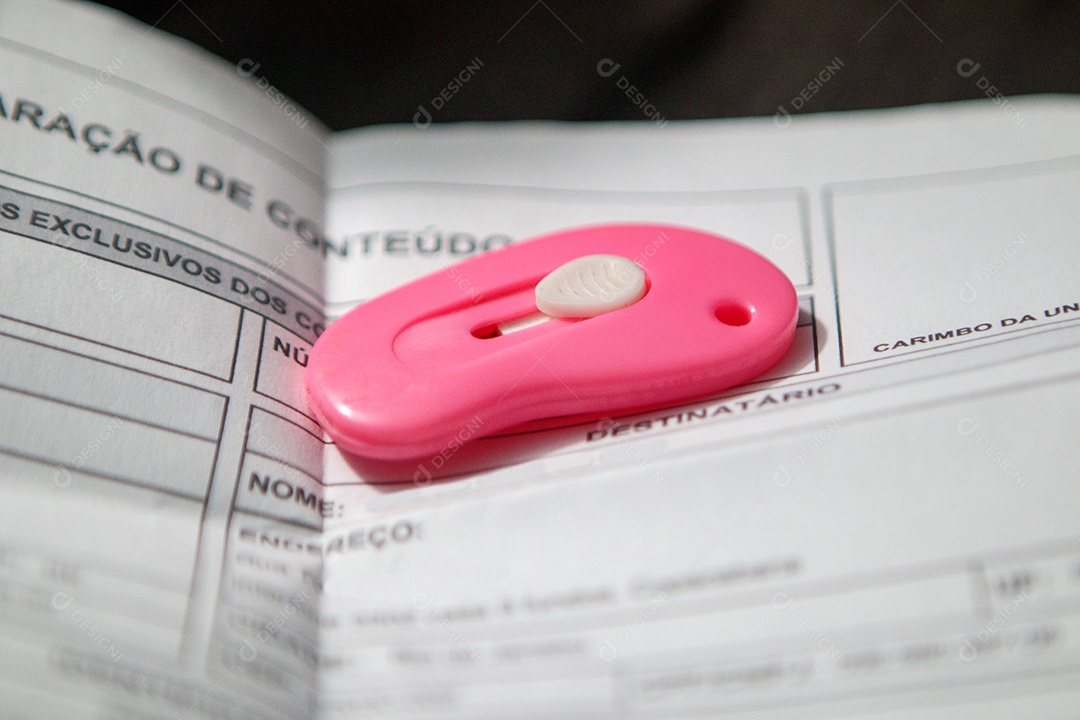 enviando papel com uma caneta no topo