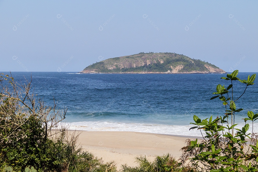Praia linda com uma vista para ilha