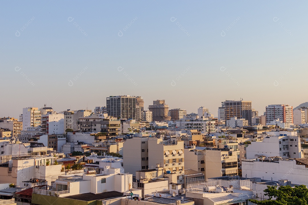 Vários prédios e edíficios de uma cidade