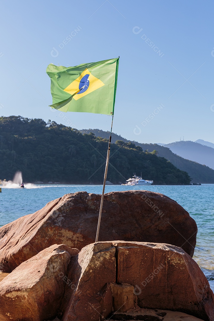Bandeira do brasil em uma pedra em uma praia