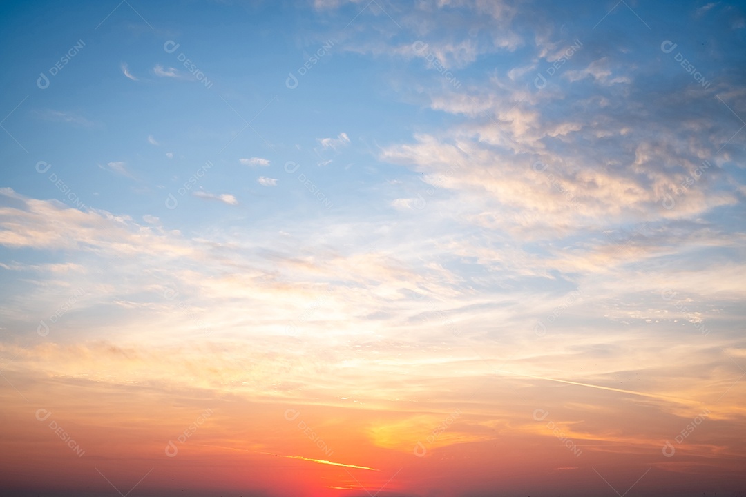 Céu lindo com nuvens ao entardecer
