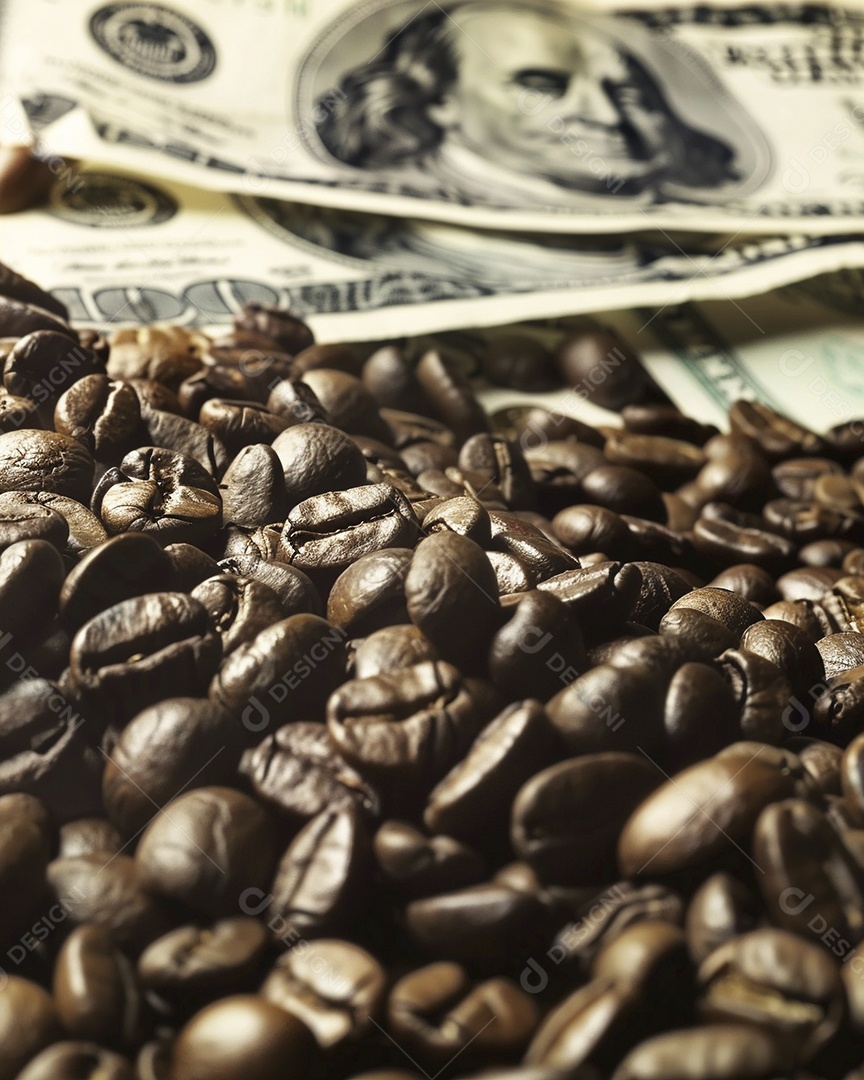 Dólares americanos cobertos com grãos de café em close-up