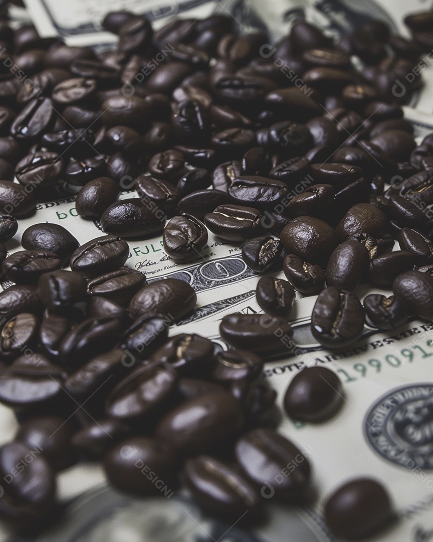 Dólares americanos cobertos com grãos de café em close-up