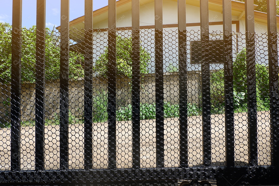 Fixar uma rede plástica em forma de favo de mel no portão