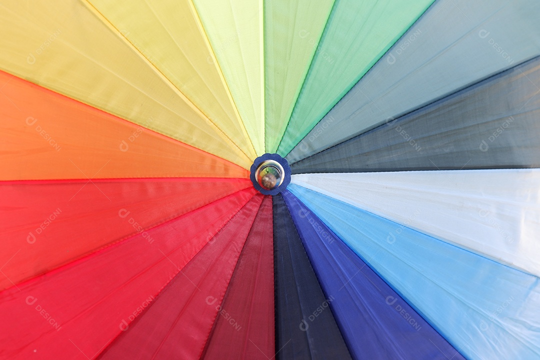 Muitas cores e a estrutura interna do guarda chuva