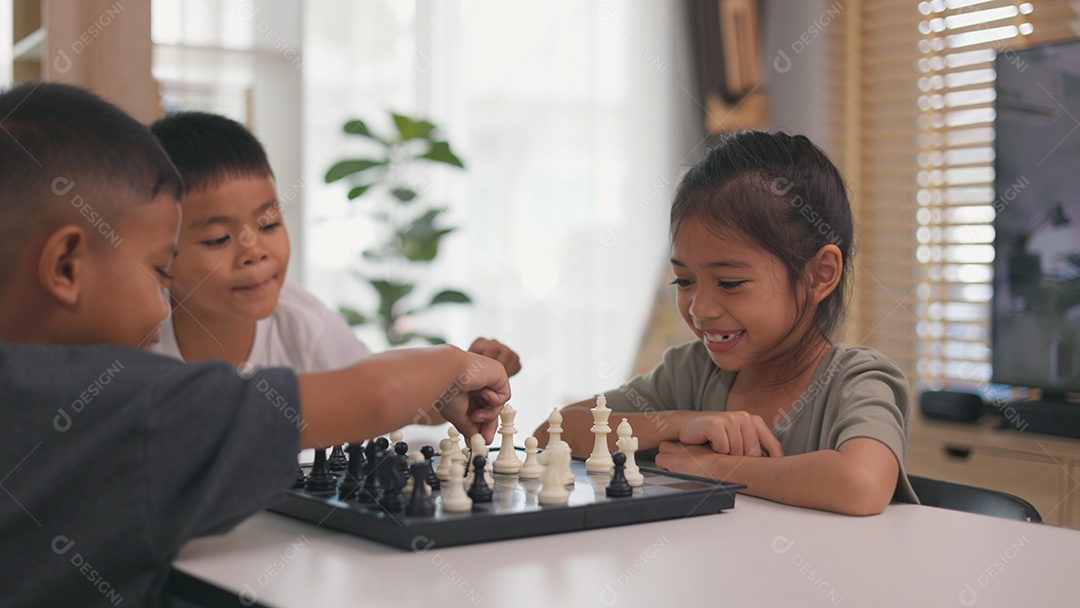 Crianças se divertindo brincando de dama