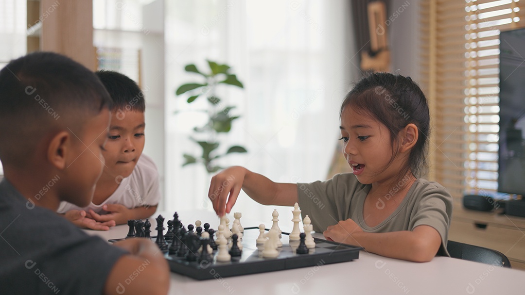 Crianças se divertindo brincando de dama