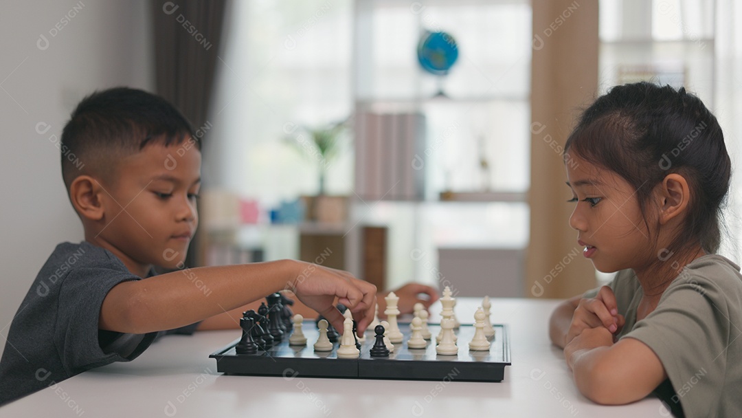 Crianças se divertindo jogando xadrez