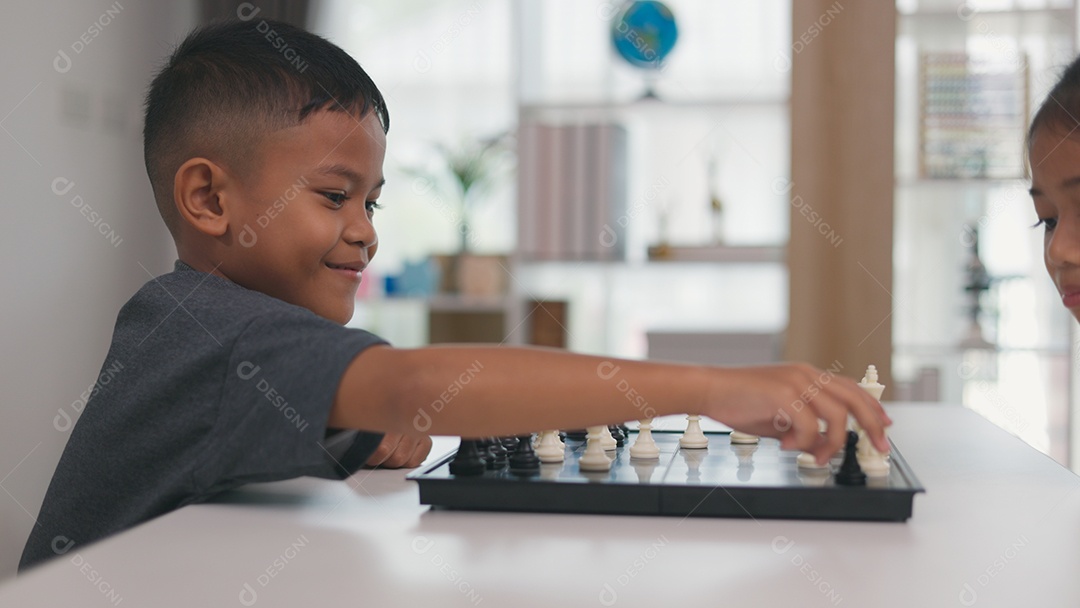 Crianças se divertindo jogando xadrez