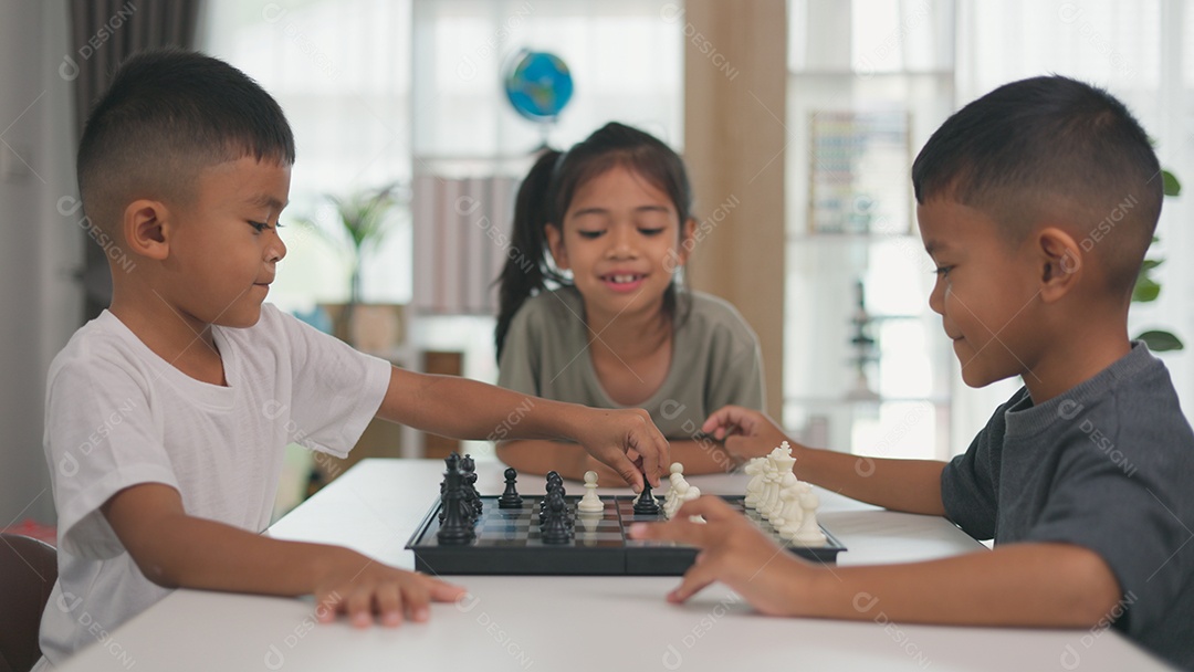 Crianças se divertindo brincando de xadrez