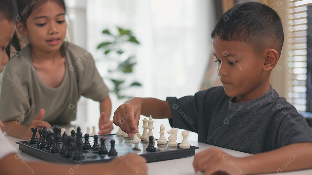 Crianças se divertindo brincando de xadrez